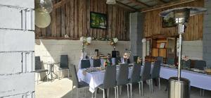 Restaurace v ubytování Ruda Rzeczka - domek letniskowy nad stawem z balią i wiatą