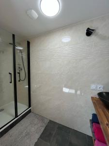 a bathroom with a shower and a sink at Villa Hésperides 5 mins de Disneyland Paris in Magny-le-Hongre +9 photos