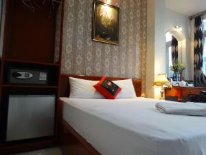 เตียงในห้องที่ Hoai Pho Hotel