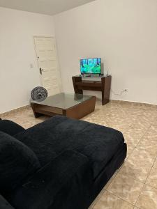 Et tv og/eller underholdning på APTO próx da praia com garagem
