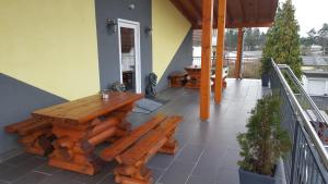 un patio con una mesa de madera y bancos en una casa en Appartements Vermietung, en Industriehof