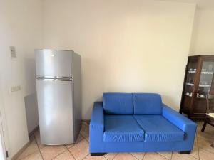 un sofá azul y una nevera en una habitación en Villa del Moro - Ostuni - Beach & Relax, en Villanova di Ostuni
