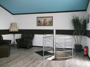 sala de estar con mesa de cristal y silla en Appartements Vermietung, en Industriehof