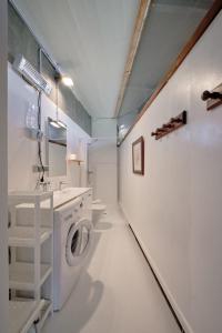 a bathroom with a washing machine and a sink at Apartamento con piscina y excelentes vistas in Ferrol