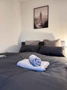 a blue towel sitting on top of a bed at Zentrale Wohlfühloase mit Parkplatz in Osnabrück