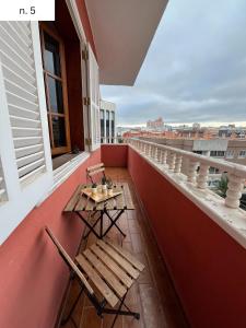 Un balcón con una mesa y sillas en un edificio. en CoLiving El Secretario, en Las Palmas de Gran Canaria