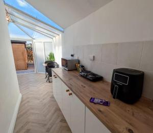 Kuchyň nebo kuchyňský kout v ubytování 1-Bed Retreat - Hot Tub Private Garden & Bbq