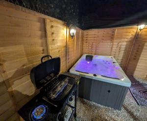 Fotografie z fotogalerie ubytování 1-Bed Retreat - Hot Tub Private Garden & Bbq v destinaci Swindon + 6 fotografií