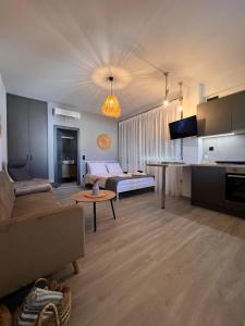 un ampio soggiorno con divano e tavolo di South Comfort Living a Pitsidia