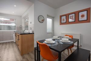 Η κουζίνα ή μικρή κουζίνα στο Cosy 3-BR Home in Seaham not far from the beach