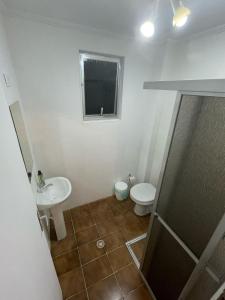 Et badeværelse på APTO próx da praia com garagem + 3 billeder