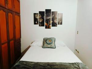 a bedroom with a bed with a pillow on it at Apartamento Turístico JK in San Gil