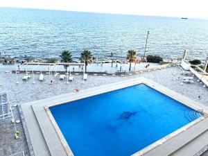 トレビエハにあるFrontline Apartment Sea Views - Pool - Centerの大型スイミングプール