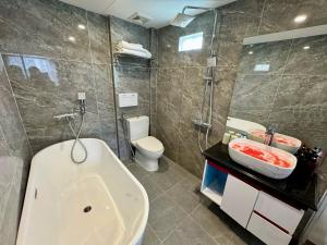 Koupelna v ubytování Hoàng Gia Hotel Nhân Hòa