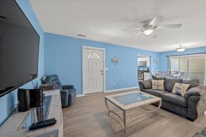 un soggiorno con un divano e una TV di Sea Haven A - Great 3 BR 2 BA - 3 blocks from the beach a Myrtle Beach