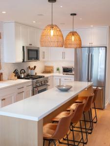 Η κουζίνα ή μικρή κουζίνα στο 3BR Rooftop Deck - Ocean View - Steps to Sand