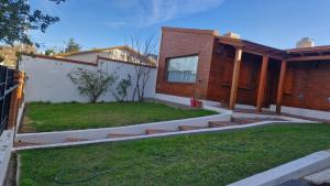 una casa con un cortile con un tubo di Patagonia House a Rada Tilly