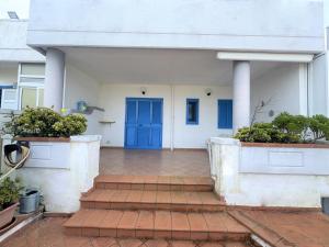 una puerta delantera de un edificio con una puerta azul en Villa del Moro - Ostuni - Beach & Relax, en Villanova di Ostuni