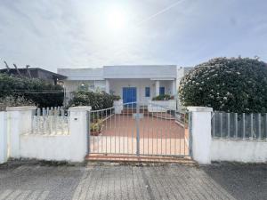 una cerca blanca frente a una casa en Villa del Moro - Ostuni - Beach & Relax, en Villanova di Ostuni