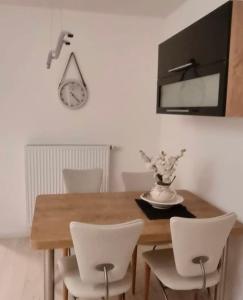 TV a/nebo společenská místnost v ubytování Ferienwohnung Weserflair nähe Herzzentrum