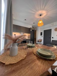 un tavolo da pranzo con due piatti sopra di South Comfort Living a Pitsidia