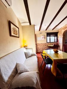 A seating area at Casas Rurales Carrizosa