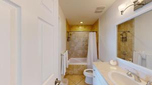 ein Badezimmer mit Waschbecken, Toilette und Dusche in der Unterkunft South Bay Beach Club #37 Penthouse - 3 Bedroom 3 Bathroom Unit in George Town + 13 Fotos