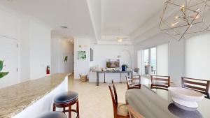 ein Wohnzimmer mit Sofa und Tisch in der Unterkunft South Bay Beach Club #37 Penthouse - 3 Bedroom 3 Bathroom Unit in George Town