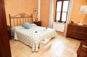 A bed or beds in a room at Tenuta Saracone