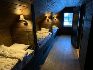 zwei Betten in einem kleinen Zimmer mit Fenster in der Unterkunft Villavemdalen in Vemdalen