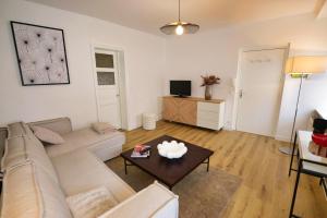 图尔昆Centre ville, Gare 600m, Prox Lille, Lit King size的客厅里有一张沙发和一张桌子。