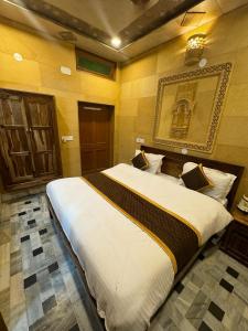 Ένα ή περισσότερα κρεβάτια σε δωμάτιο στο hotel haveli jaisalmer