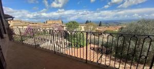 En balkon eller terrasse på Casa nella Corte nel Centro di San Gimignano con balcone panoramico wifi e garage auto privato