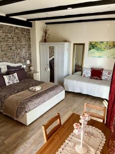 a bedroom with a large bed and a table with a table sidx sidx at Country Home B&B Il Melo in Vicenza