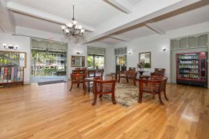 a dining room with a table and chairs at Kona Islander Inn#309 in Kailua-Kona