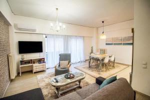 TV a/nebo společenská místnost v ubytování Stylish apt in Athens center