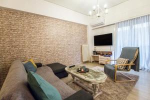 Televiisor ja/või meelelahutuskeskus majutusasutuses Stylish apt in Athens center