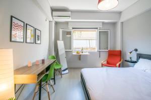 Кровать или кровати в номере Urban studio in Athens, next to Sygrou- Fix metro
