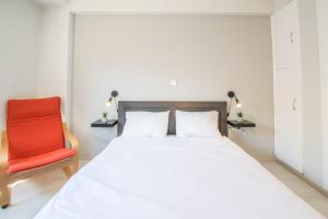 Кровать или кровати в номере Urban studio in Athens, next to Sygrou- Fix metro