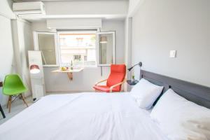 Кровать или кровати в номере Urban studio in Athens, next to Sygrou- Fix metro