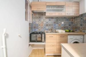 Кухня или мини-кухня в Urban studio in Athens, next to Sygrou- Fix metro
 +9 фотографий