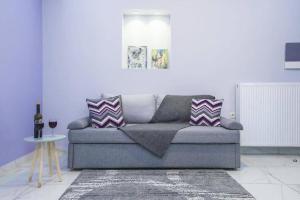 Posezení v ubytování Modern fully-equipped house, 5 min walk from metro