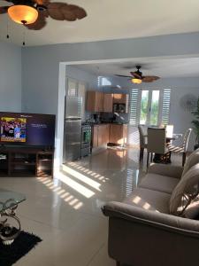 TV a/nebo společenská místnost v ubytování Hacienda Rose Tropical Paradise