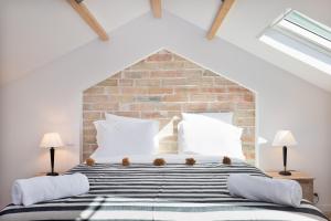 ランブイエにあるL'Arboré, maison d'architecte avec hammamのレンガの壁のベッドルーム1室(大型ベッド1台付)