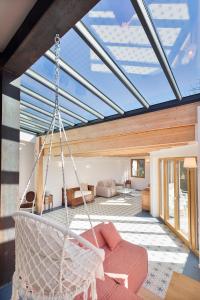 ランブイエにあるL'Arboré, maison d'architecte avec hammamの家の中のハンモック付きのリビングルーム +37枚の写真