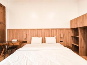 Postel nebo postele na pokoji v ubytování Pendhapa Art Space - PAS Limasan Homestay