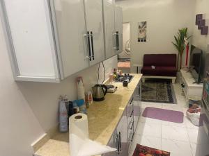 タブークにあるمنازل سارا 1 Sara Housesの白いキャビネットとカウンタートップを備えたキッチン +29枚の写真