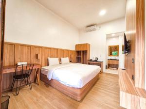 Postel nebo postele na pokoji v ubytování Pendhapa Art Space - PAS Limasan Homestay + 37 fotografií