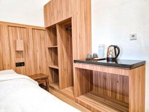 Postel nebo postele na pokoji v ubytování Pendhapa Art Space - PAS Limasan Homestay