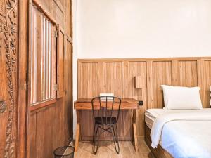 Postel nebo postele na pokoji v ubytování Pendhapa Art Space - PAS Limasan Homestay